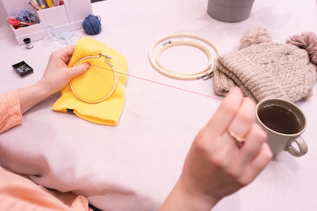 Uczestnik haftujący