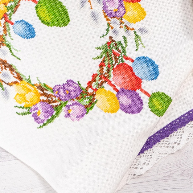 Haftowany wzór na tkaninie